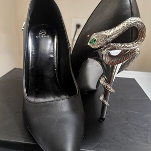 Black Pumps with Snake heel